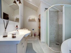 Bathroom - "Jannick" - 1.5km from the sea by Interhome (Blåvand)