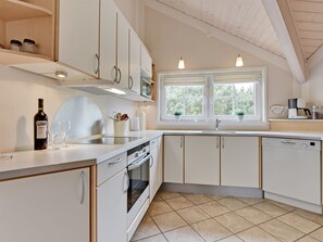 Kjøleskap, mikrobølgeovn, ovn og oppvaskmaskin