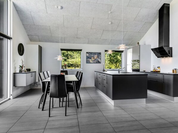 Kühlschrank, Mikrowelle, Ofen, Geschirrspüler