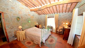 Room - Cottage in Lucca with Pool & Wine Nearby (Petrognano)