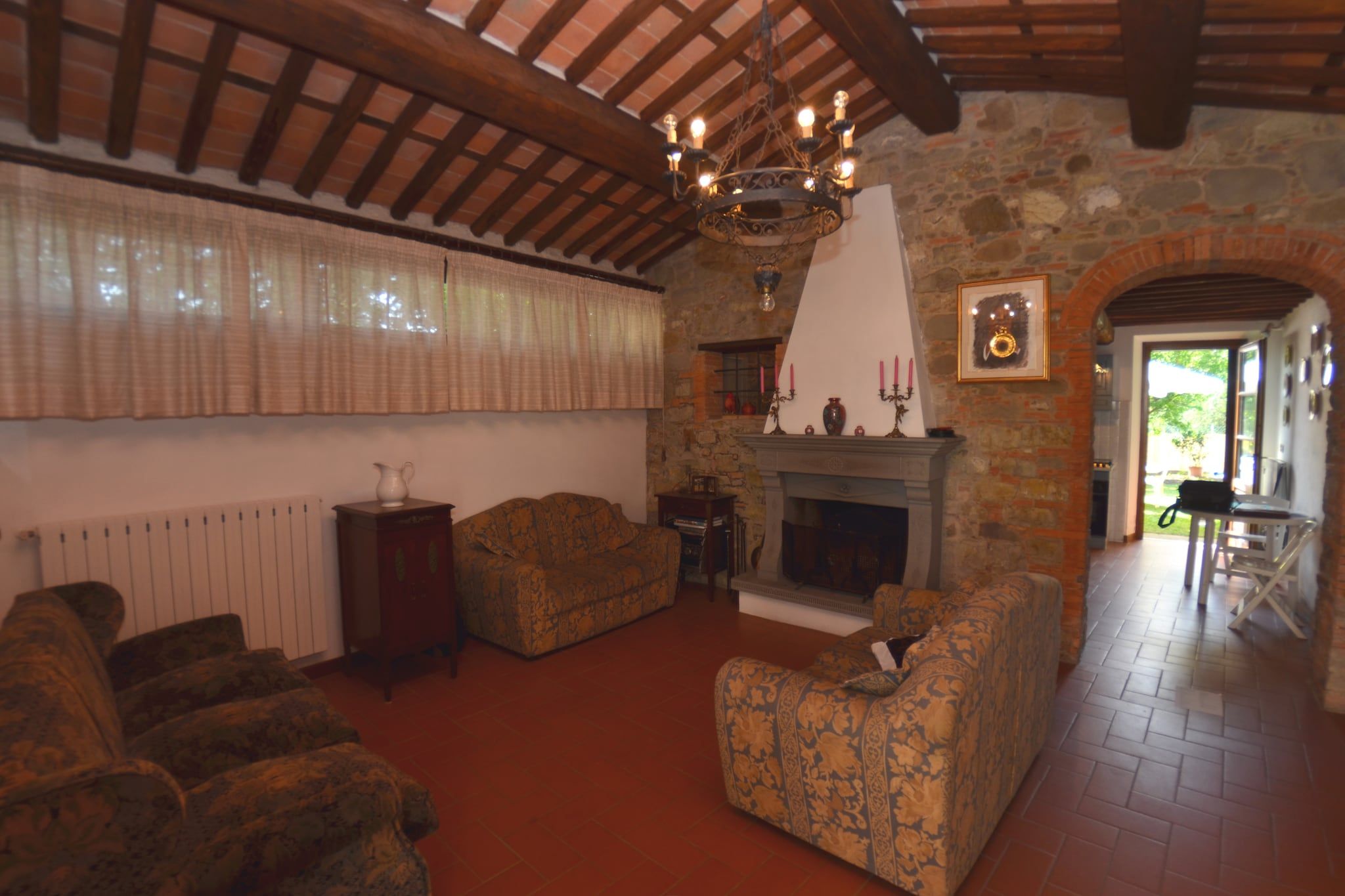 Smart TV y chimenea 