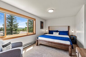 2 bedrooms, desk, WiFi, bed sheets - Steps to Mountain/Free Town Bus + Heated Pool-Hot Tub-Grill-Mountain Views-Gas Fireplace-2 Levels (Steamboat Springs)