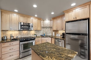 Kjøleskap, ovn, kokeplater og oppvaskmaskin