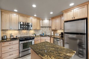 Kjøleskap, ovn, kokeplater og oppvaskmaskin