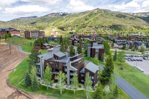 Exterior - Steps to Mountain/Free Town Bus + Heated Pool-Hot Tub-Grill-Mountain Views-Gas Fireplace-2 Levels (Steamboat Springs)