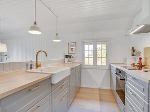 Kylskåp, mikrovågsugn, ugn och diskmaskin