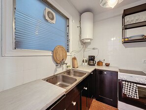 Fridge, microwave, oven, coffee/tea maker