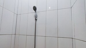 A showerhead in a tiled bathroom. - Hotel O Minso Inn Sepanjang (Wonosari)