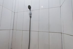 Quarto casal | Banheiro | Chuveiro, toalhas de banho, sabonete