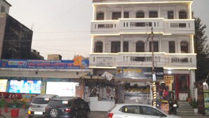 Um edifício de vários andares com fachada branca e sacadas.