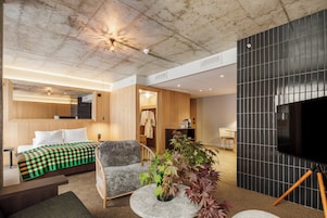 Junior Suite | Hypo-allergenic bedding, pillowtop beds, minibar, laptop workspace