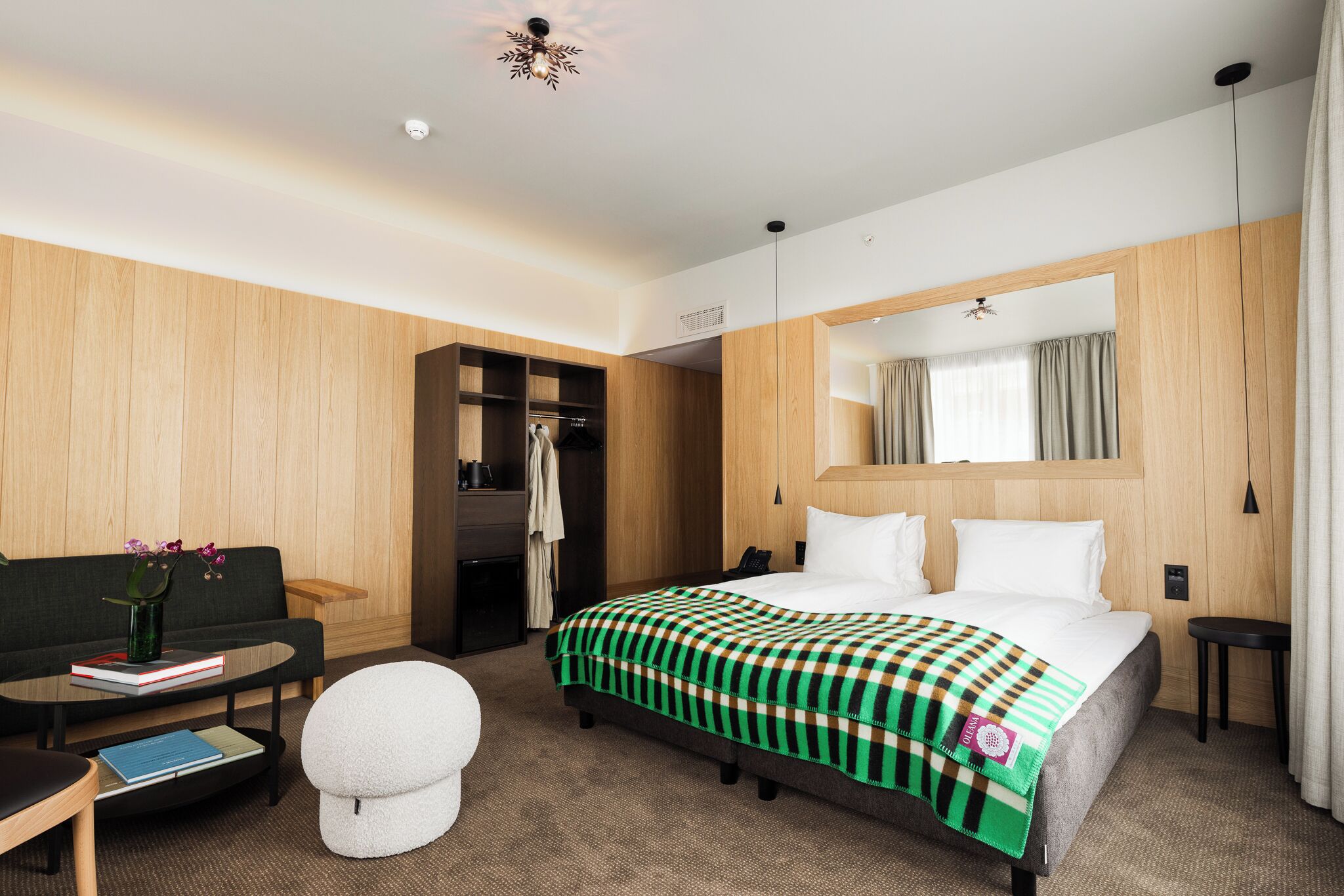 Quarto casal luxo | Roupas de cama antialérgicas, camas com colchões pillow-top, frigobar