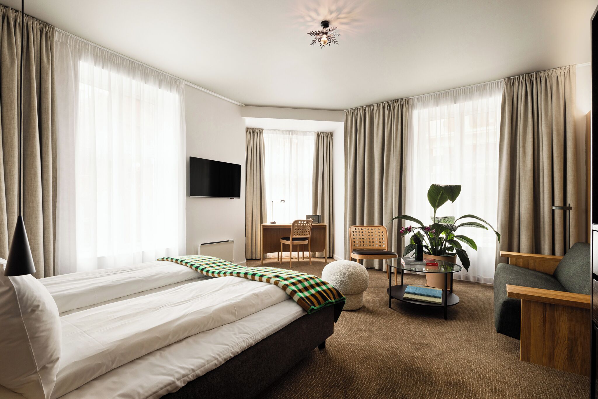 Quarto casal luxo | Roupas de cama antialérgicas, camas com colchões pillow-top, frigobar