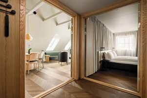 Un interior moderno con un dormitorio tipo loft, un comedor y un espacio de sala.