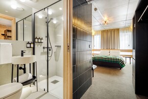 Double Room | Hypo-allergenic bedding, pillowtop beds, minibar, laptop workspace