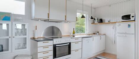 Kjøleskap, mikrobølgeovn, ovn og oppvaskmaskin