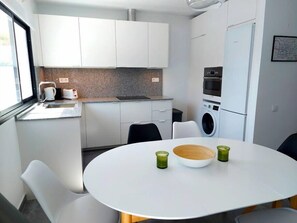 Kylskåp, mikrovågsugn, ugn och spishäll