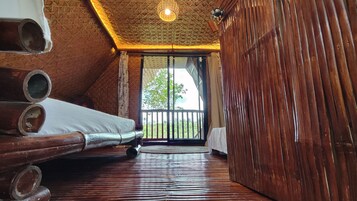 Escritorio, wifi gratis y ropa de cama 