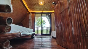 Escritorio, wifi gratis y ropa de cama