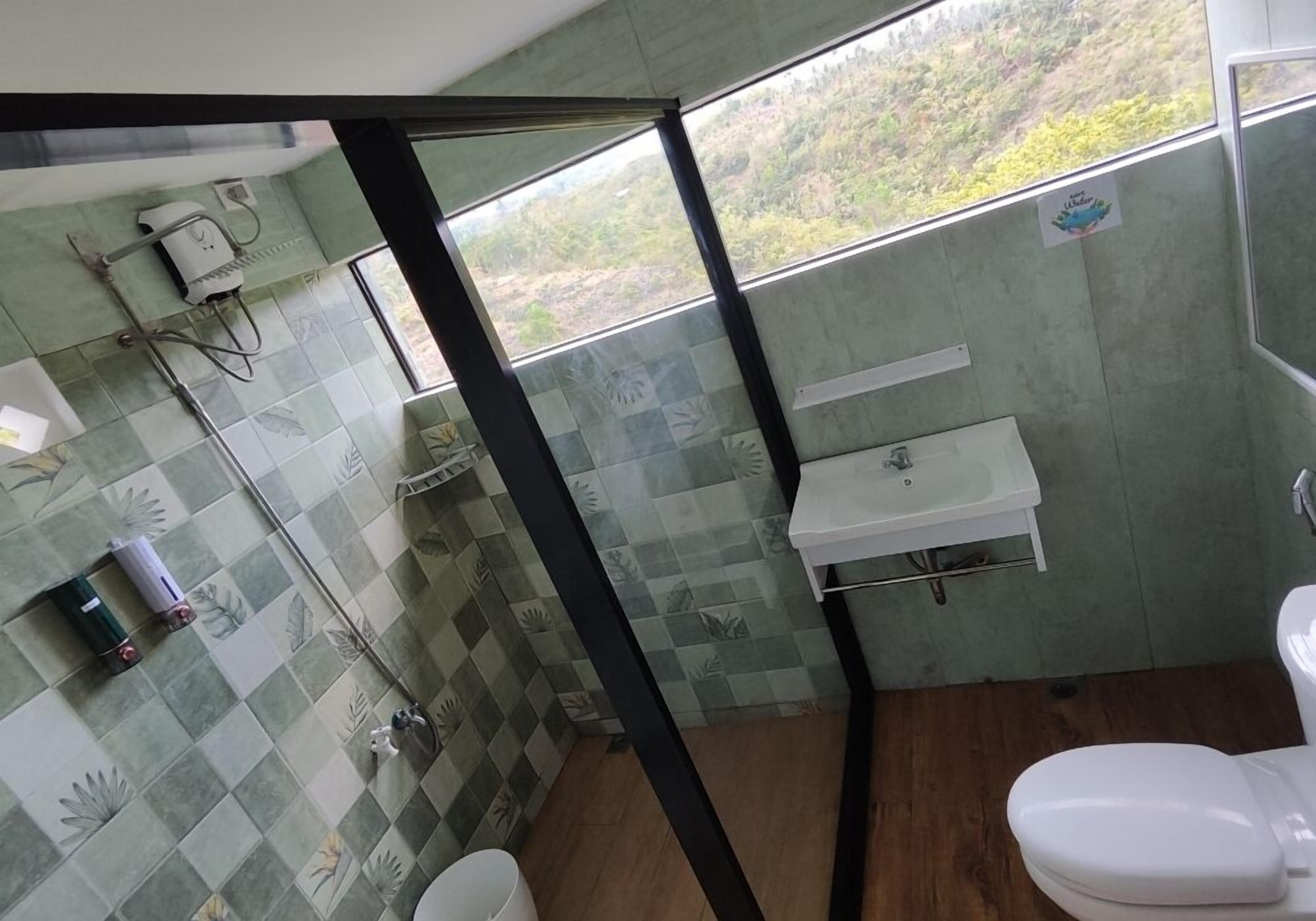 Un bagno con toilette, lavandino e zona doccia.