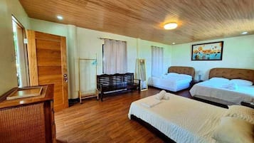 Escritorio, wifi gratis y ropa de cama