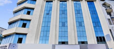 Vista frontal de la propiedad