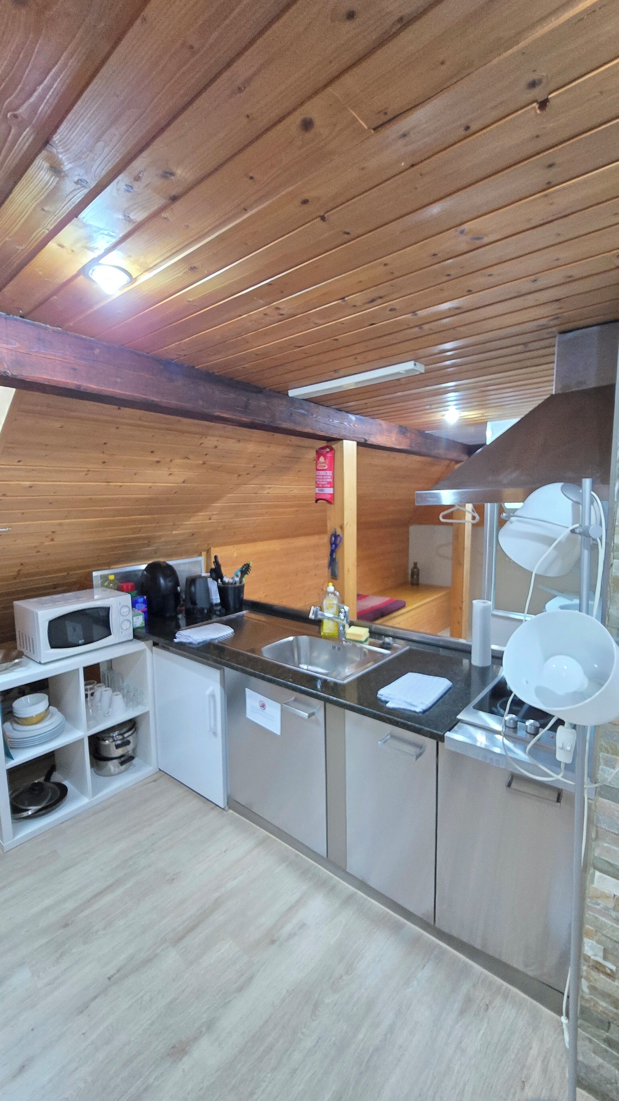 Refrigerador, microondas, parrilla de estufa y cafetera y tetera 