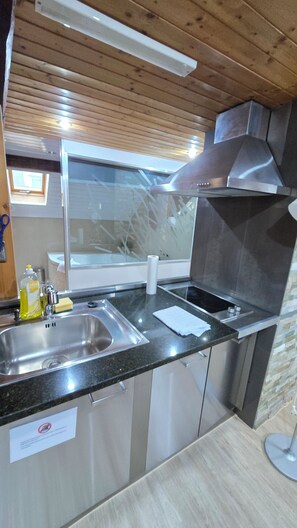 Kjøleskap, mikrobølgeovn, kokeplater og kaffetrakter/tekoker