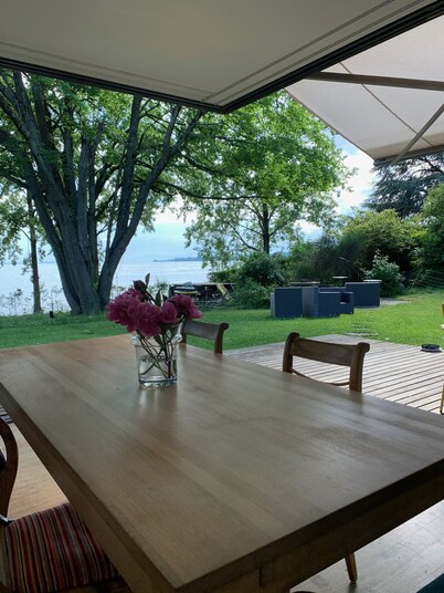 Propriété Moderne Exceptionelle au Bord du Lac, Proche de Toutes Commodités