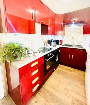 Frigorífic, microones, forn i placa de cuina 