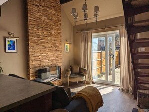 スマートテレビ、暖炉、書庫