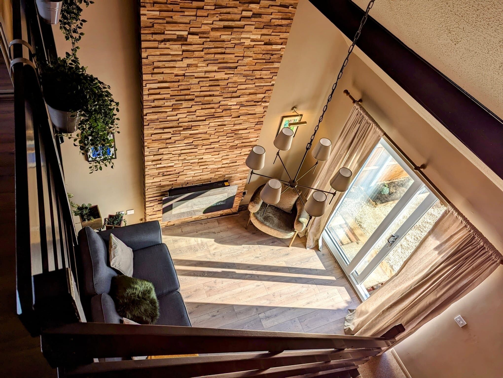 Smart-TV, Kamin, Bücher