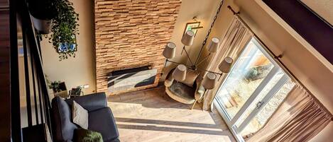 Smart-TV, Kamin, Bücher