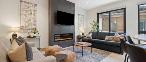 Smart TV, fireplace