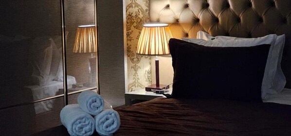 Kamar Double Standar | Seprai premium, minibar, dan didekorasi berbeda-beda