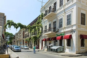 Vista frontal de la propiedad