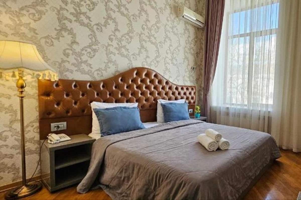 Ropa de cama de alta calidad, minibar y decoración personalizada