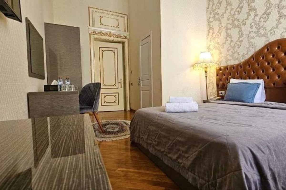 Habitación doble estándar | Ropa de cama de alta calidad, minibar y decoración personalizada