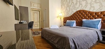 Standaard tweepersoonskamer, uitzicht op stad | Luxe beddengoed, een minibar, een bureau, een laptopwerkplek