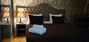Habitación doble estándar | Ropa de cama de alta calidad, minibar y decoración personalizada 