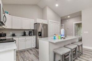 Ovn, kogeplade, opvaskemaskine, kaffe-/temaskine