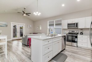 Ovn, kogeplade, opvaskemaskine, kaffe-/temaskine