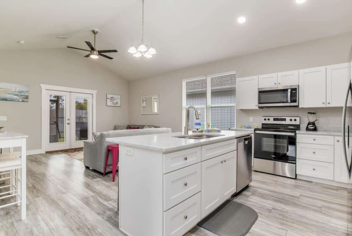 Ovn, kokeplater, oppvaskmaskin og kaffetrakter/tekoker