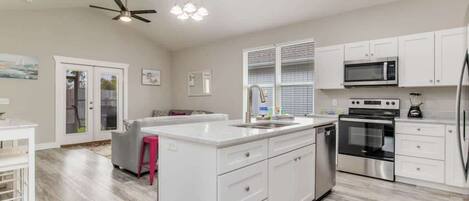 Ovn, kokeplater, oppvaskmaskin og kaffetrakter/tekoker