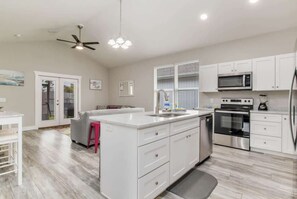 Réfrigérateur, four, plaque de cuisson, lave-vaisselle