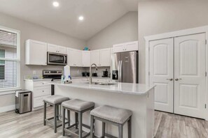 Fridge, oven, stovetop, dishwasher