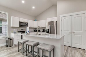 Horno, parrilla de estufa, lavavajillas y cafetera y tetera