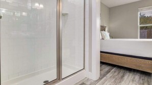 3 bedrooms, iron/ironing board, free WiFi, bed sheets - Sea Glass Paradise Pet-Friendly 5 Mins From Beach! (Pensacola)