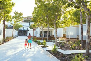Uma área residencial com um caminho que leva a uma casa com varanda.