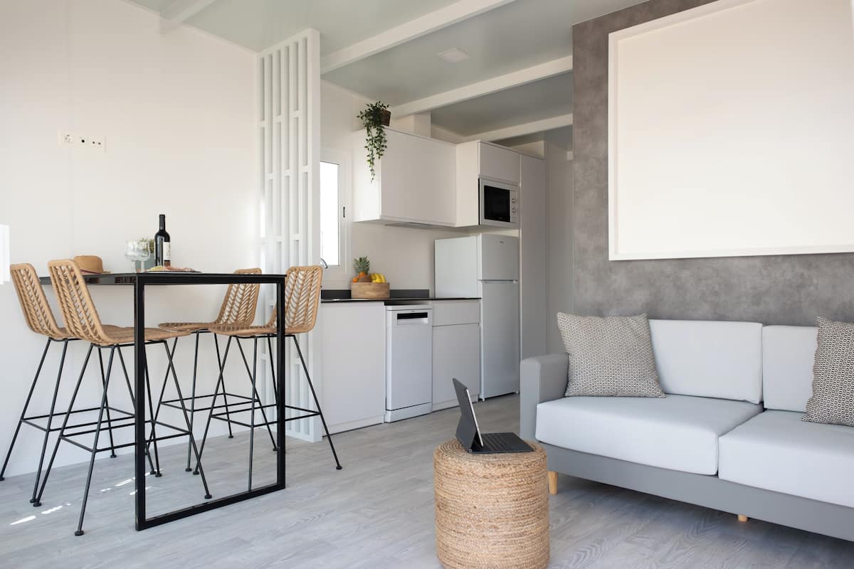 Bungalow Neri 2 Bedrooms Pets Friendly | Cucina privata | Frigorifero con congelatore, microonde, piano cottura